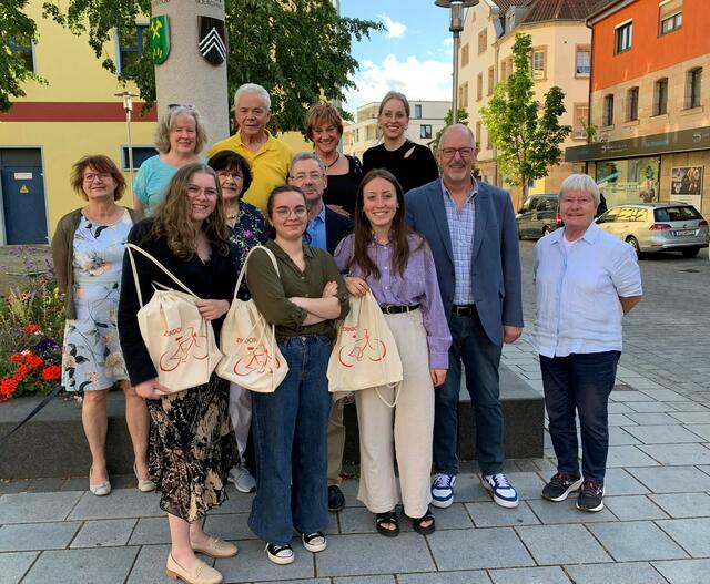 Bürgermeister Thomas Zwingel, zusammen mit Vertretern des Deutsch-Französischen-Freundeskreises und der Jugendhausleitung Carolin Schindzielorz bei der Begrüßung der drei Ferienarbeiterinnen aus Bourganeuf.  | Foto: Stadt Zirndorf