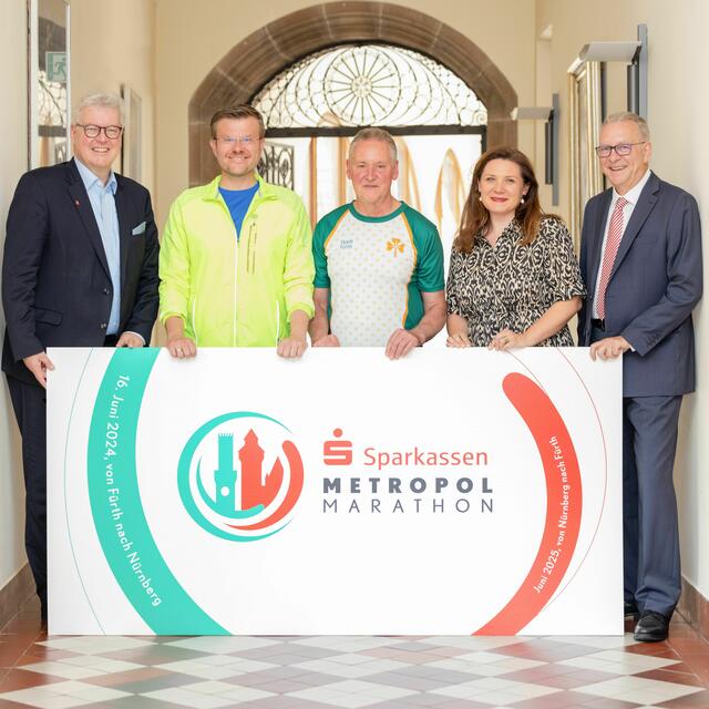 Vorstandsvorsitzender Matthias Everding (Sparkasse Nürnberg), Oberbürgermeister Marcus König, Oberbürgermeister Thomas Jung, Schulreferentin Cornelia Trinkl und Vorstandsvorsitzender Hans Wölfel (Sparkasse Fürth).  | Foto:  Norbert Wilhelmi