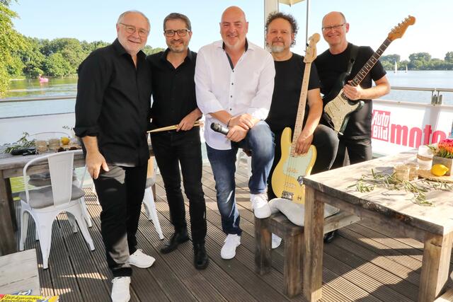 Gastgeber &amp; Top-Act: Stefan Müller (Mitte, Chef von B&amp;M Marketing) und seine sensationelle Band. | Foto: Jürgen Friedrich