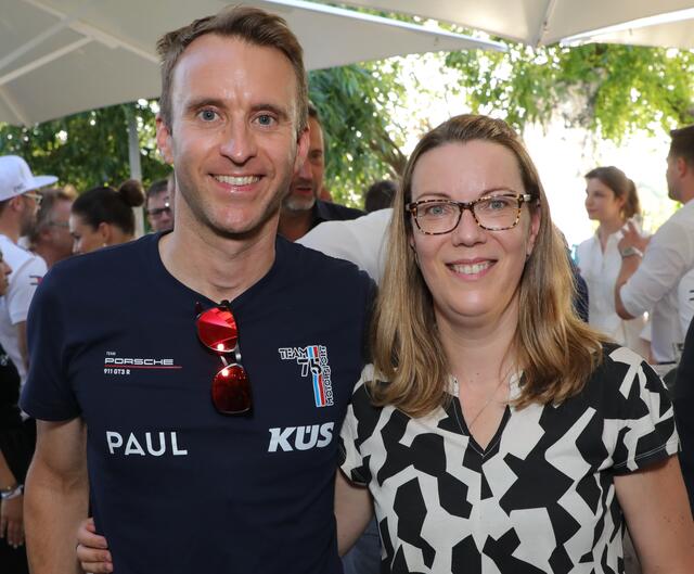 Teamchef Timo Bernhard mit Motorsport-Expertin Bianca Garloff. | Foto: Jürgen Friedrich