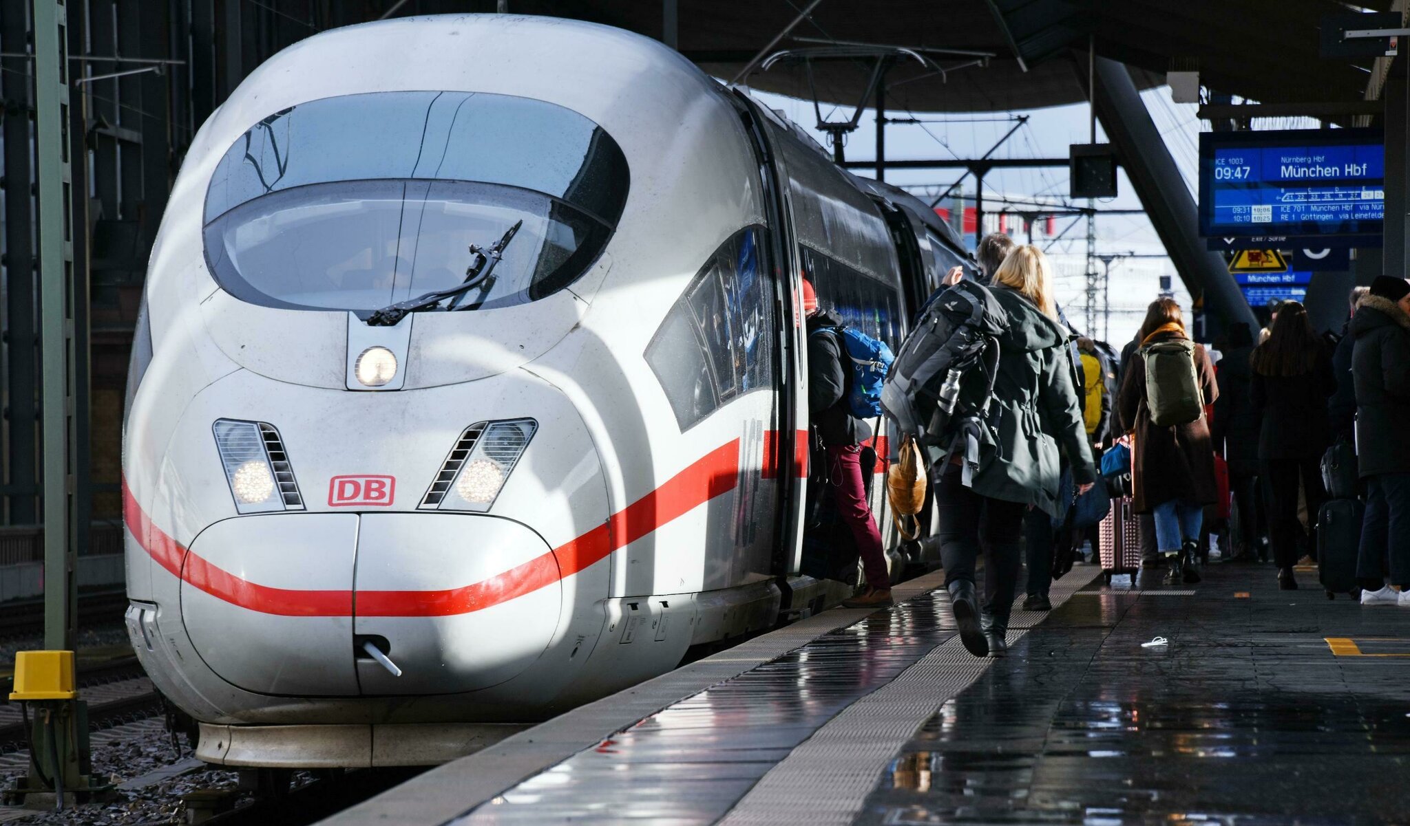 Bahn und Flugzeug im Kostencheck: Mit welchem Verkehrsmittel reise ich