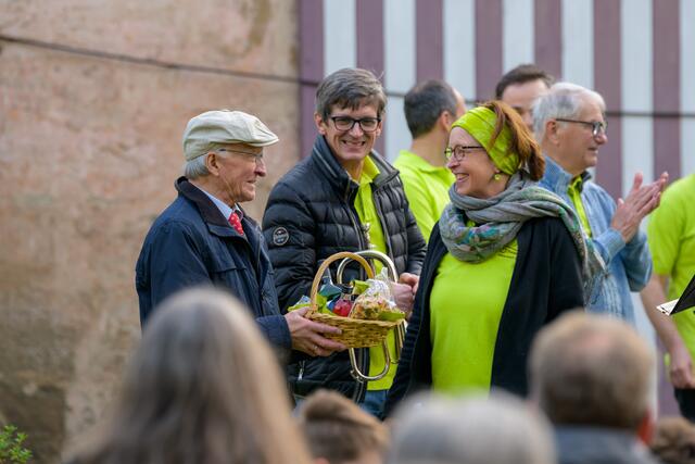 Dank an den Hausherrn Baron von Kreß durch Chorobfrau Almut Joppien-Ramsauer | Foto: Thomas Bärschneider
