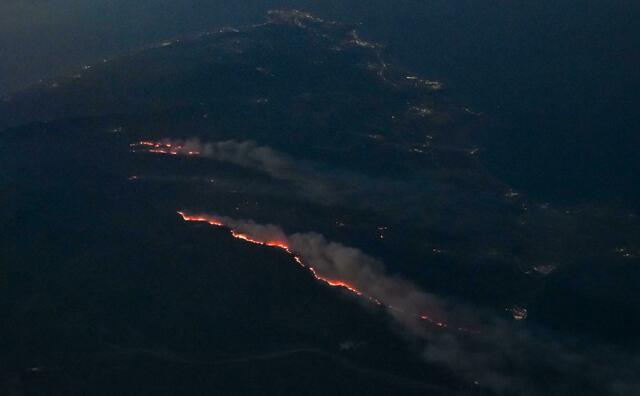 Ein Monitor informiert Autofahrer in Athen vor der hohen Brandgefahr. Foto: Lefteris Partsalis/Xinhua/dpa
