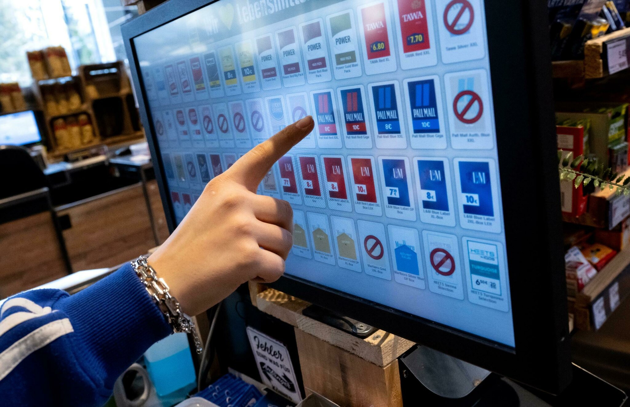 Streit um fehlende Warnhinweise Verdeckte ZigarettenSchockbilder im Automaten Bayern Streit um fehlende Warnhinweise Verdeckte ZigarettenSchockbilder im Automaten Bayern