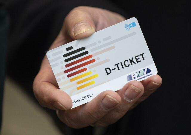 Das Deutschlandticket ist von der VGN-Preiserhöhung nicht betroffen.  | Foto: Boris Roessler/dpa