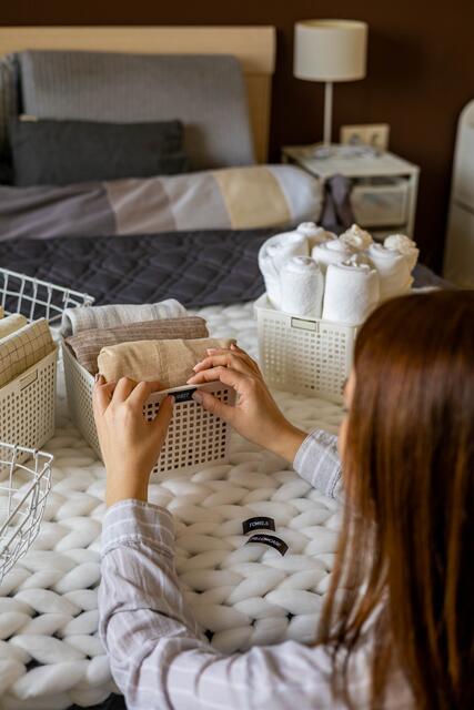 Aufräum- und Falttechnik nach dem Beispiel von Marie Kondo.  | Foto:  © kostikovanata/stock.adobe.com