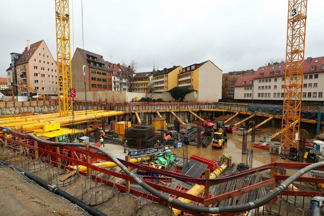 Blick auf die Baustelle des Ablegers des Münchner Technikmuseums auf dem Gelände des früheren Augustinerhofs.  | Foto: Daniel Karmann/dpa/Archivbild