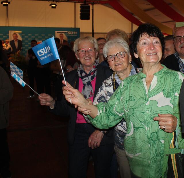 Diese Frauen freuen sich auf den Auftritt von Markus Söder. | Foto: Victor Schlampp