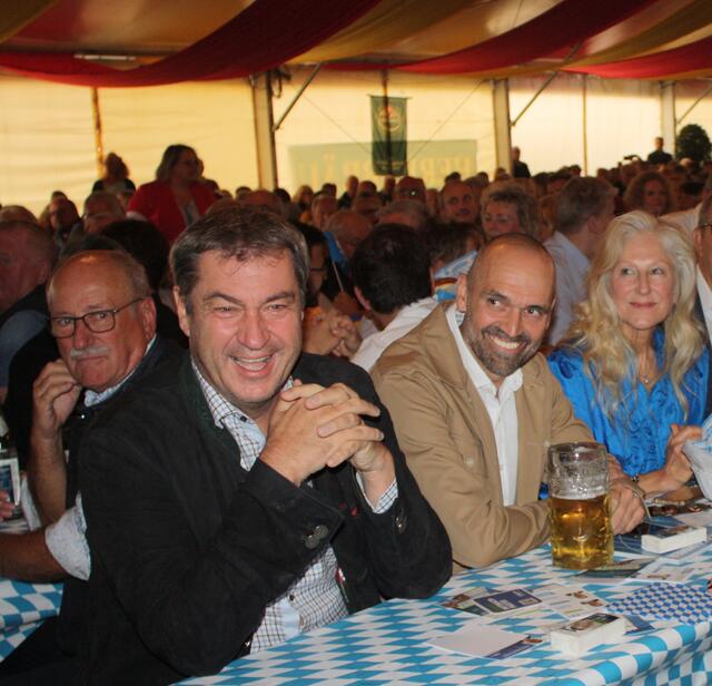 Markus Söder zeigt sich in bester Laune. | Foto: Victor Schlampp