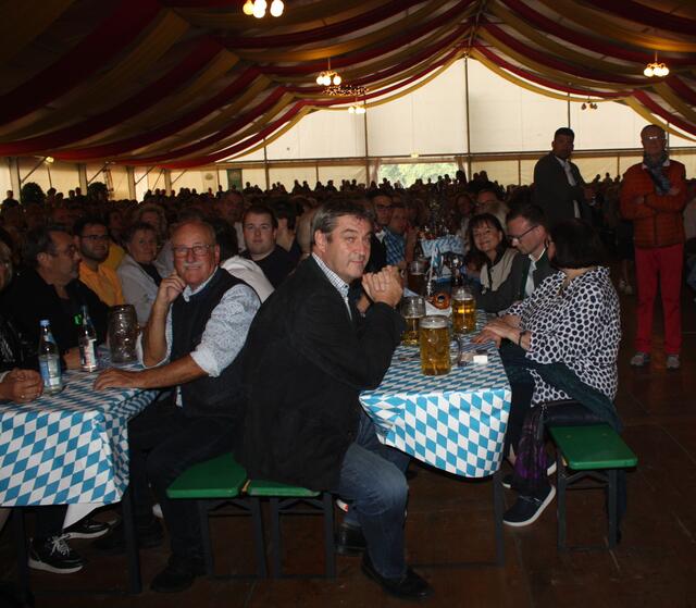 Im Festzelt gibt es keinen freien Platz mehr. | Foto: Victor Schlampp
