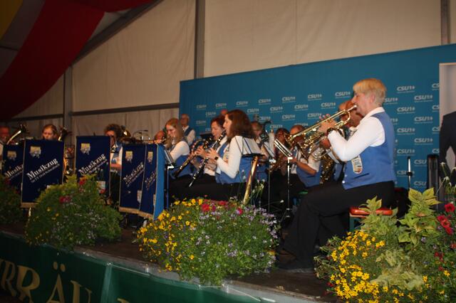 Der Musikzug des TV 1848 Schwabach unter Leitung von Adelheid Habiger (r.) sorgt für Stimmung. | Foto: Victor Schlampp