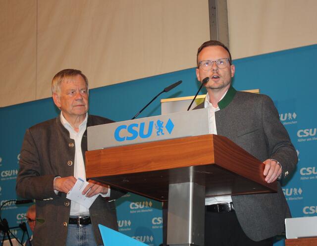 Peter Daniel Forster (r.) bei seiner Ansprache zusammen mit Karl Freller. | Foto: Victor Schlampp