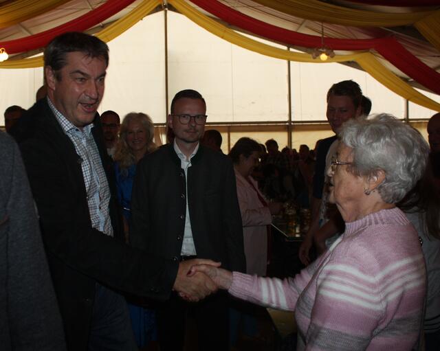 Markus Söder begrüßt Gäste im Limbacher Festzelt. | Foto: Victor Schlampp