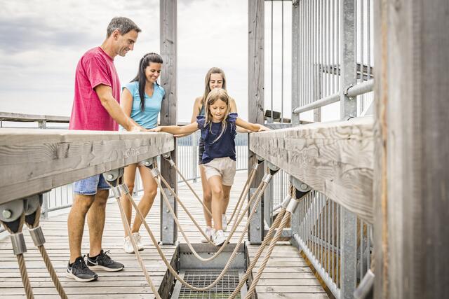Die größte Holzkugel der Welt liegt am Steinberger See in der Nähe von Wackersdorf. | Foto: www.dieholzkugel.de