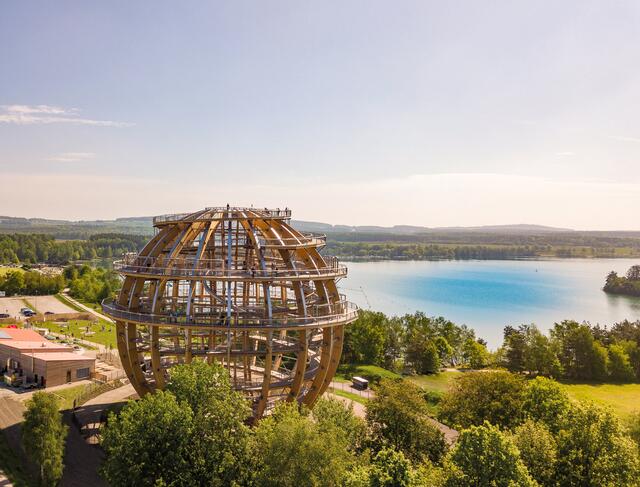 Die größte Holzkugel der Welt liegt am Steinberger See in der Nähe von Wackersdorf. | Foto: Schicker Allmedia