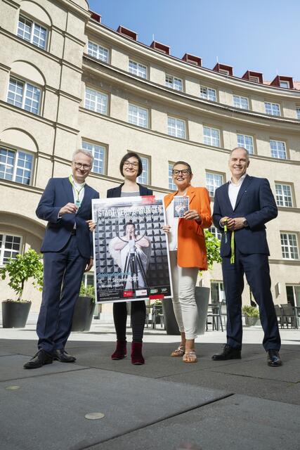 Dr. Michael Kläver, stellvertretendes Vorstandsmitglied der Sparkasse Nürnberg, (Hauptförderer 2023), Diana Meisel, Projektleiterin Stadt(ver)führungen), Dr. Elisabeth Hartung, neue Leiterin des Projektbüros, und Michael Soukup, Geschäftsführer des ESW – Evangelisches Siedlungswerk (Hauptförderer 2023), vl., präsentierten am Führungsort Tafelhof-Palais das Programm „Schlüsselmomente“ der Stadt(ver)führungen 2023. Die Führungsreihe findet heuer vom 15. bis 17. September 2023 statt.
 

  | Foto: Uwe Niklas / Stadt Nürnberg