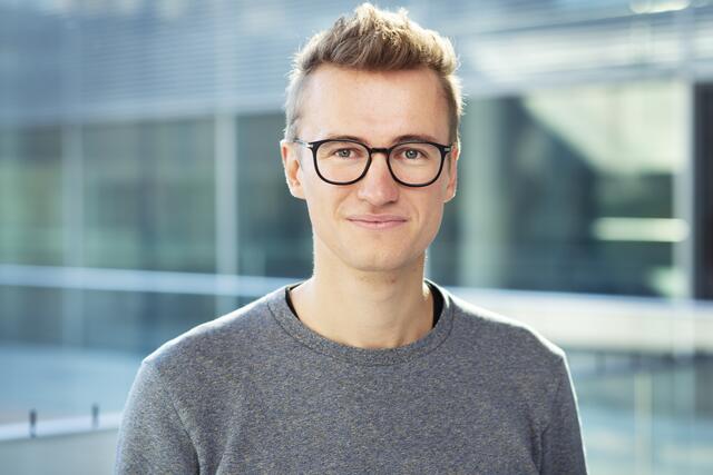 Sebastian Pahlke (31) MdB, Bündnis 90/Die Grünen. Mitglied im Bundestag ist er seit 2021. Nach eigenen Angaben in seiner Vita: seit Herbst 2016 aktiv in der zivilen Seenotrettung auf dem Mittelmeer; nach mehreren Einsätzen 2017 für zwei Jahre zum ehrenamtlichen Vorstand von Jugend Rettet e. V. gewählt. | Foto: Grüne im Bundestag/S. Kaminski