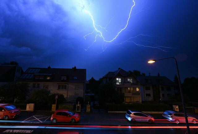 
Blitze entladen sich am Frankfurter Abendhimmel.
 | Foto: Arne Dedert/dpa
