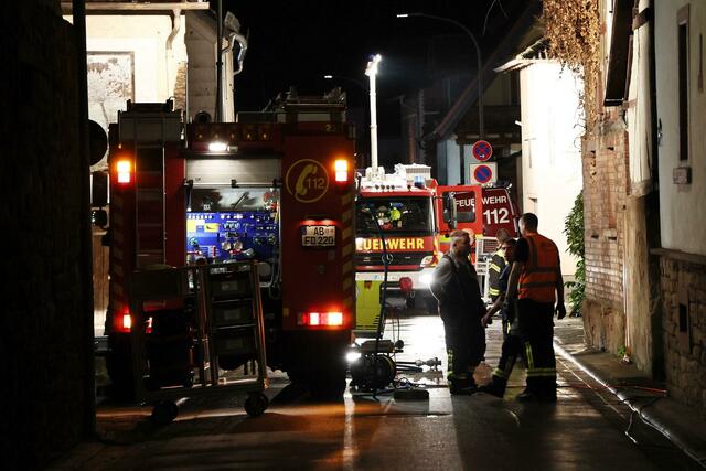Feuerwehrleute sind nach starken Regefällen im Norden Bayerns mit Aufräumarbeiten beschäftigt. | Foto:  Ralf Hettler/dpa