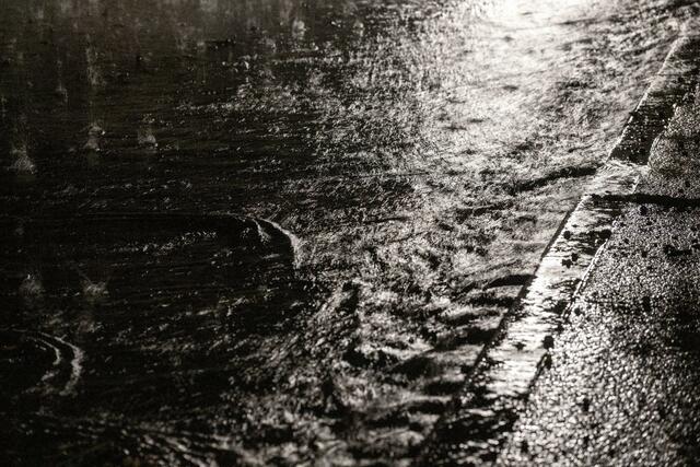 In Heldburg (Thüringen) konnte die Kanalisation die Wassermassen zeitweise nicht mehr aufnehmen.  | Foto: Pia Bayer/dpa