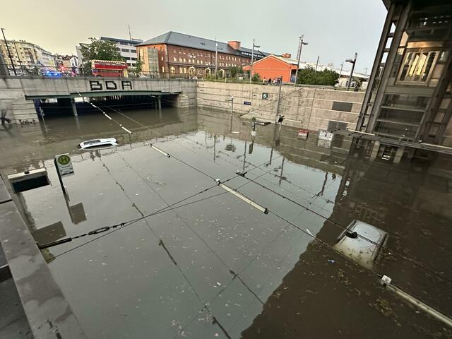 Eine Straße an einer Unterführung ist nach dem Unwetter überschwemmt.  | Foto: NEWS5/dpa