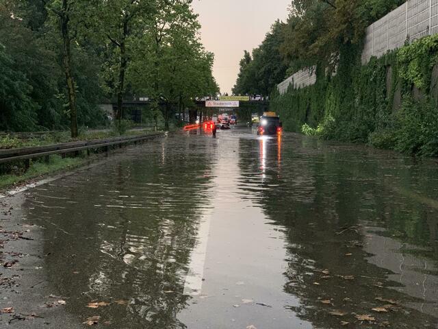 Der Frankenschnellweg in Nürnberg ist nach Starkregen vor einer Brücke unterspült. | Foto: Johannes Neudecker/dpa
