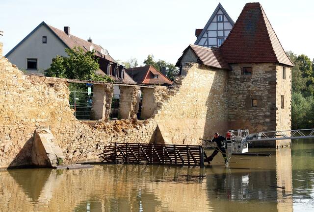 In Folge der Unwetter mit Starkregen in Franken ist ein Teil der historischen Stadtmauer in Weißenburg eingestürzt.  | Foto: Goppelt/vifogra/dpa