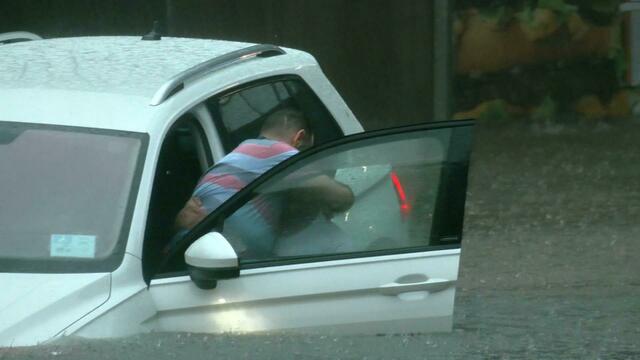 Ein Mann versucht, sich in einer Unterführung aus dem Auto zu befreien.  | Foto: Oßwald/News5 /dpa