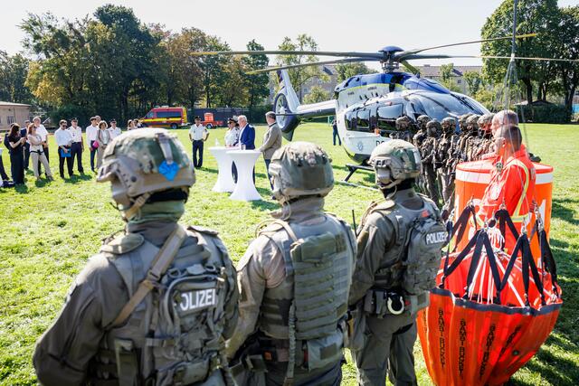 Bayerns Ministerpräsident Dr. Markus Söder und Innenminister Joachim Herrmann stellen die ersten neuen Polizeihubschrauber vor: Technologischer Quantensprung - für eine hochmoderne und noch leistungsfähigere Polizei. | Foto: Matthias Balk/Bayerisches Staatsministerium des Innern
