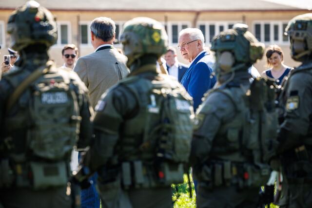 Bayerns Ministerpräsident Dr. Markus Söder und Innenminister Joachim Herrmann stellen die ersten neuen Polizeihubschrauber vor: Technologischer Quantensprung - für eine hochmoderne und noch leistungsfähigere Polizei. | Foto: Matthias Balk/Bayerisches Staatsministerium des Innern