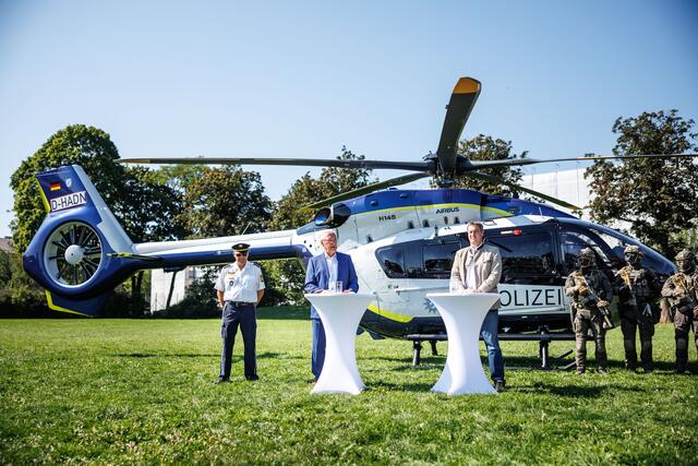 Bayerns Ministerpräsident Dr. Markus Söder und Innenminister Joachim Herrmann stellen die ersten neuen Polizeihubschrauber vor: Technologischer Quantensprung - für eine hochmoderne und noch leistungsfähigere Polizei. | Foto: Matthias Balk/Bayerisches Staatsministerium des Innern