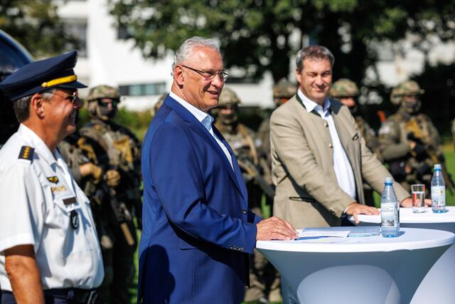 Bayerns Ministerpräsident Dr. Markus Söder und Innenminister Joachim Herrmann stellen die ersten neuen Polizeihubschrauber vor: Technologischer Quantensprung - für eine hochmoderne und noch leistungsfähigere Polizei. | Foto: Matthias Balk/Bayerisches Staatsministerium des Innern