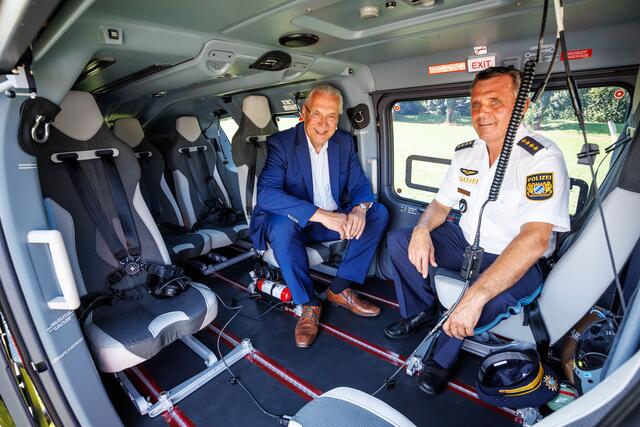 Bayerns Ministerpräsident Dr. Markus Söder und Innenminister Joachim Herrmann (Bild,l.) stellen die ersten neuen Polizeihubschrauber vor: Technologischer Quantensprung - für eine hochmoderne und noch leistungsfähigere Polizei. | Foto: Matthias Balk/Bayerisches Staatsministerium des Innern