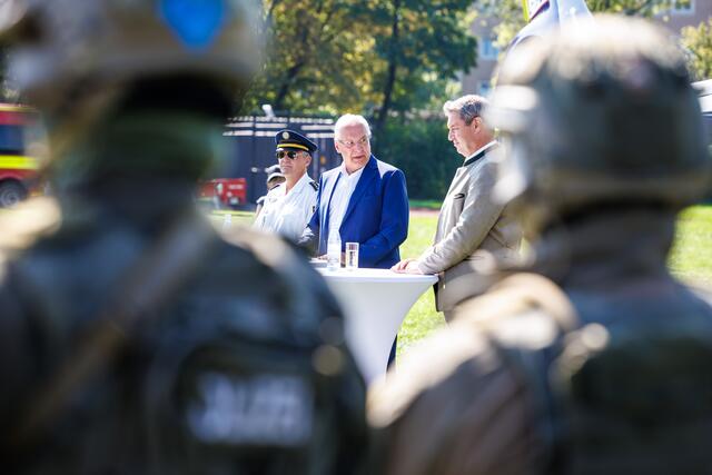Bayerns Ministerpräsident Dr. Markus Söder und Innenminister Joachim Herrmann stellen die ersten neuen Polizeihubschrauber vor: Technologischer Quantensprung - für eine hochmoderne und noch leistungsfähigere Polizei. | Foto: Matthias Balk/Bayerisches Staatsministerium des Innern