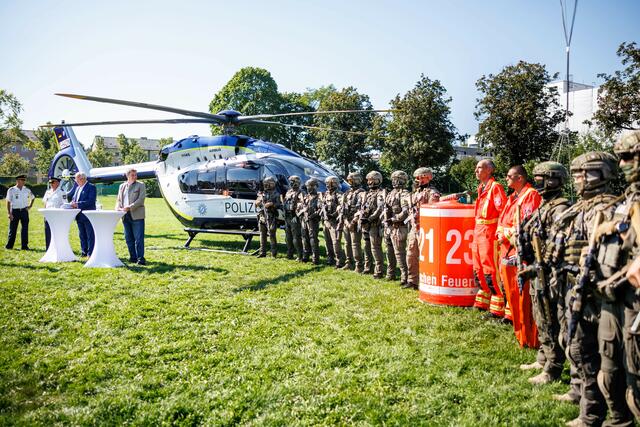 Bayerns Ministerpräsident Dr. Markus Söder und Innenminister Joachim Herrmann stellen die ersten neuen Polizeihubschrauber vor: Technologischer Quantensprung - für eine hochmoderne und noch leistungsfähigere Polizei. | Foto: Matthias Balk/Bayerisches Staatsministerium des Innern