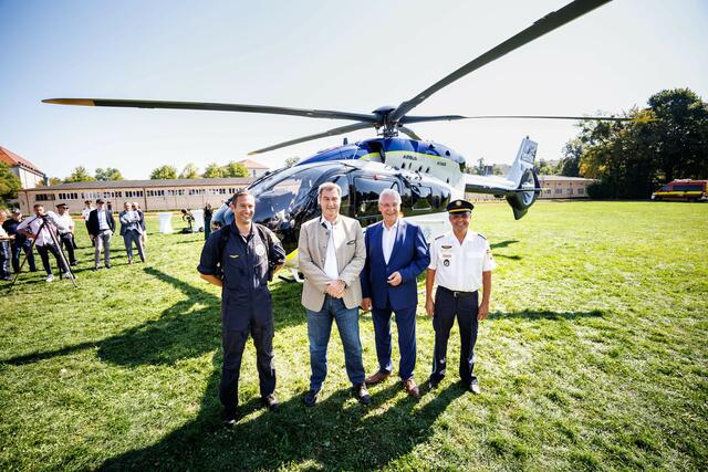 Bayerns Ministerpräsident Dr. Markus Söder und Innenminister Joachim Herrmann stellen die ersten neuen Polizeihubschrauber vor: Technologischer Quantensprung - für eine hochmoderne und noch leistungsfähigere Polizei. | Foto: Matthias Balk/Bayerisches Staatsministerium des Innern