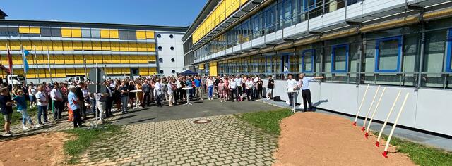 Mitarbeitende des Landratsamtes und Landrat Matthias Dießl feiern gemeinsam mit Bürgermeisterinnen und Bürgermeistern, Kreisrätinnen und Kreisräten und Baubeteiligten den offiziellen Spatenstich. | Foto: Landratsamt Fürth