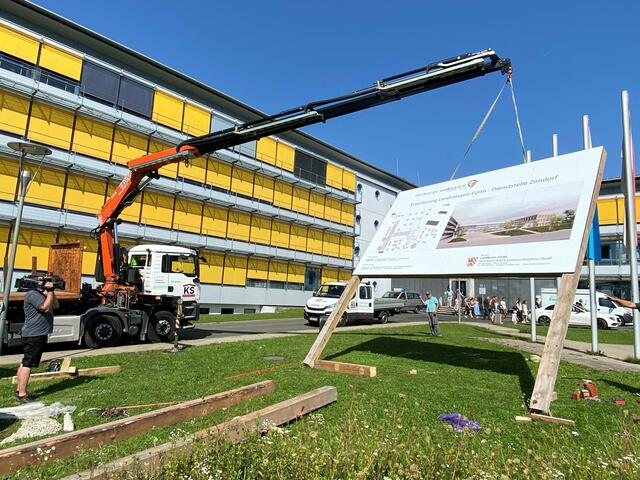 Die Bautafel wird vor dem Landratsamt aufgerichtet. | Foto: Landratsamt Fürth