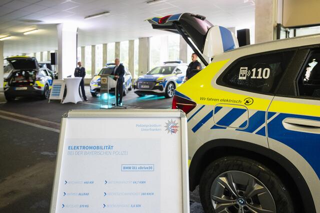 Bayerns Innenminister Joachim Herrmann startet Pilotprojekt mit 20 voll ausgestatteten elektrischen Einsatzfahrzeugen der Bayerischen Polizei. | Foto: Uwe Niklas/Stmi Bayern