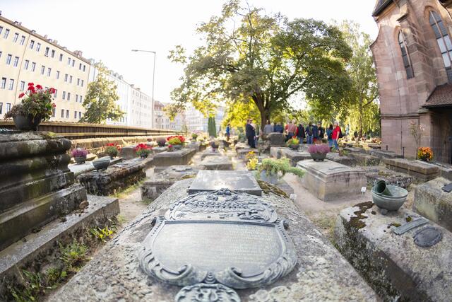 Der „Handwerkerfriedhof“ St. Rochus zeigt viele Epitaphien mit Geräten und Erzeugnissen der Gewerke. Der Kunsthistoriker und Schlossermeister Dr. Manfred Welker stellt Epitaphien der Glötschlosser mit den verschiedenen Formen ihrer Schlösser vor. | Foto: Uwe Niklas / Stadt Nürnberg
