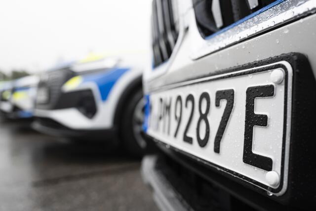 Bayerns Innenminister Joachim Herrmann startet Pilotprojekt mit 20 voll ausgestatteten elektrischen Einsatzfahrzeugen der Bayerischen Polizei. | Foto: Uwe Niklas/Stmi Bayern