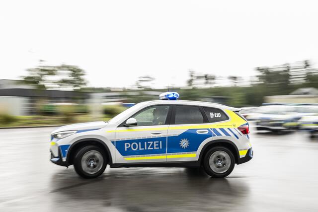Bayerns Innenminister Joachim Herrmann startet Pilotprojekt mit 20 voll ausgestatteten elektrischen Einsatzfahrzeugen der Bayerischen Polizei. | Foto: Uwe Niklas/Stmi Bayern