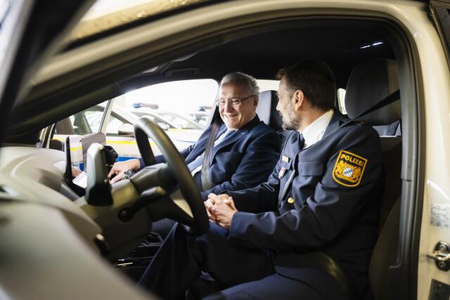 Bayerns Innenminister Joachim Herrmann startet Pilotprojekt mit 20 voll ausgestatteten elektrischen Einsatzfahrzeugen der Bayerischen Polizei. | Foto: Uwe Niklas/Stmi Bayern