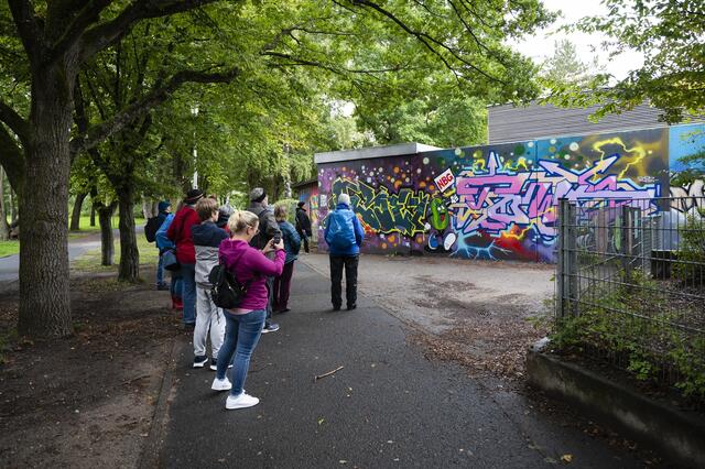 Über 20 beeindruckende Wandbilder von bekannten Streetart-Künstlern sind in den letzten Jahren in Langwasser entstanden. Graffiti-Kennerin Caroline Sieg entführt in die faszinierende Welt der Sprühkunst. | Foto: Uwe Niklas / Stadt Nürnberg
