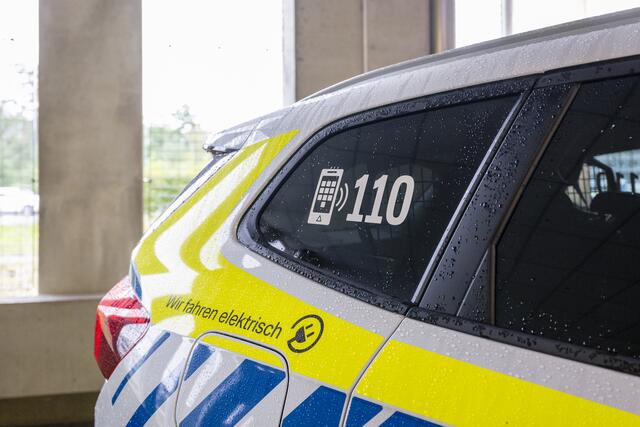 Bayerns Innenminister Joachim Herrmann startet Pilotprojekt mit 20 voll ausgestatteten elektrischen Einsatzfahrzeugen der Bayerischen Polizei. | Foto: Uwe Niklas/Stmi Bayern