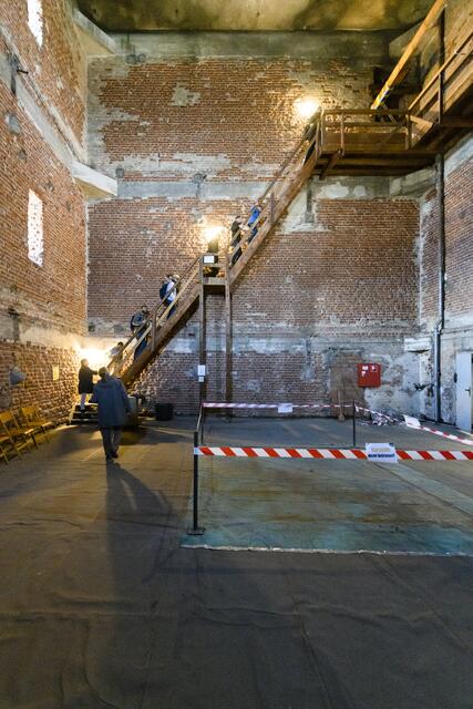 Während eines kurzen Spaziergangs vom Bielingplatz zur Friedenskirche erfahren Besucher von Pfarrer Ulrich Willmer, welche planerischen Prinzipien dem Bau der Friedenskirche zugrunde lagen. Der Blick vom Turm auf St. Johannis wird zum Schlüsselerlebnis für das Verständnis dieser Prinzipien. | Foto: Uwe Niklas / Stadt Nürnberg