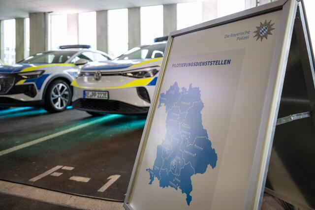 Bayerns Innenminister Joachim Herrmann startet Pilotprojekt mit 20 voll ausgestatteten elektrischen Einsatzfahrzeugen der Bayerischen Polizei. | Foto: Uwe Niklas/Stmi Bayern