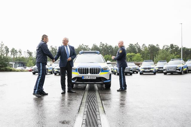 Bayerns Innenminister Joachim Herrmann startet Pilotprojekt mit 20 voll ausgestatteten elektrischen Einsatzfahrzeugen der Bayerischen Polizei. | Foto: Uwe Niklas/Stmi Bayern