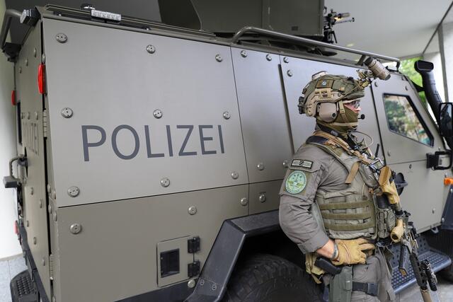 Innenminister Joachim Herrmann stellt anlässlich des 50-jährigen Jubiläums gemeinsam mit dem Leiter der südbayerischen Spezialeinheiten, Polizeidirektor Andreas Huber, die Historie und die Bedeutung der Spezialeinheiten in Bayern vor.  | Foto: Bayerisches Innenministerium
