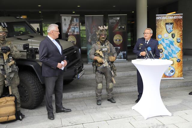 Innenminister Joachim Herrmann stellt anlässlich des 50-jährigen Jubiläums gemeinsam mit dem Leiter der südbayerischen Spezialeinheiten, Polizeidirektor Andreas Huber, die Historie und die Bedeutung der Spezialeinheiten in Bayern vor.  | Foto: Bayerisches Innenministerium